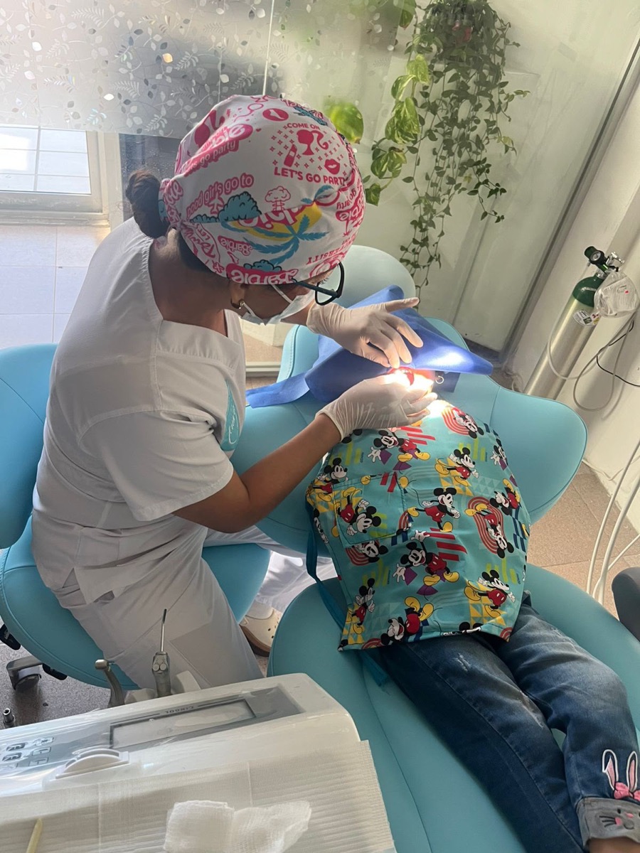 Laura atendiendo a una paciente